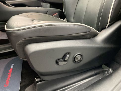 Used 2025 Chrysler Pacifica Limited FWD image 13