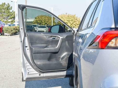 Used 2023 Toyota RAV4 XLE Premium image 17