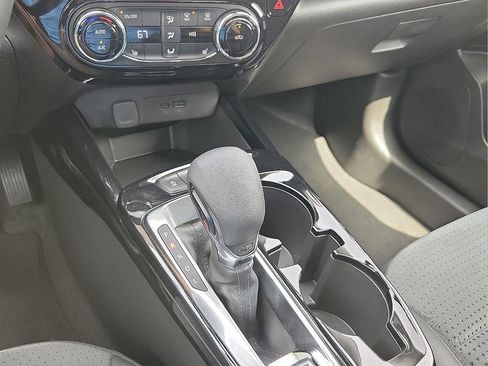 Used 2025 Chevrolet Trax LT w/ LT Convenience Package FWD image 17