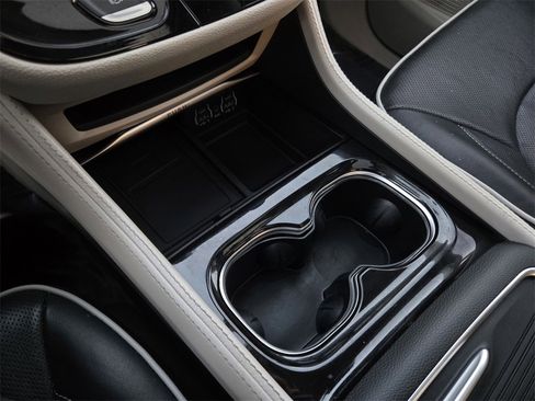 Used 2023 Chrysler Pacifica Limited image 20