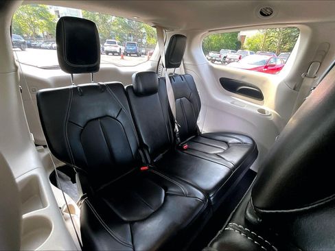 Used 2023 Chrysler Pacifica Touring-L FWD image 25