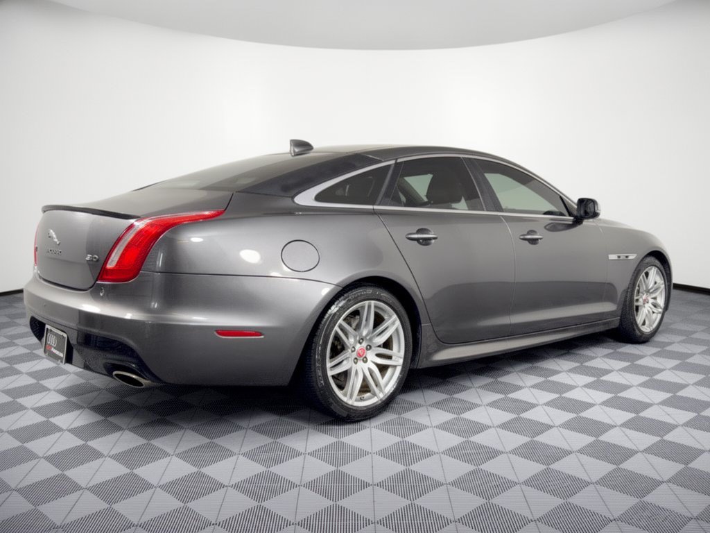 Used 2019 Jaguar XJ R-Sport RWD image 9