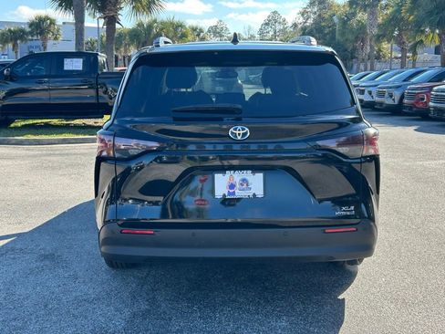 Used 2024 Toyota Sienna XLE image 6