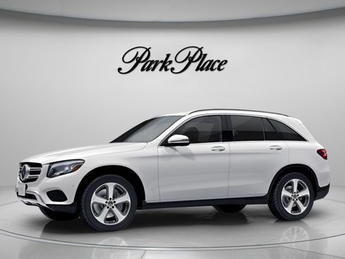 Used 2018 Mercedes-Benz GLC 300 4MATIC image 3