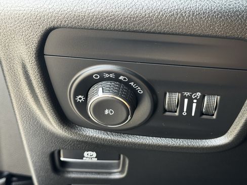 Used 2023 Jeep Grand Cherokee Limited w/ Luxury Tech Group II AWD/4WD image 25