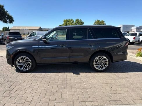 Used 2025 Lincoln Navigator Reserve AWD/4WD image 5