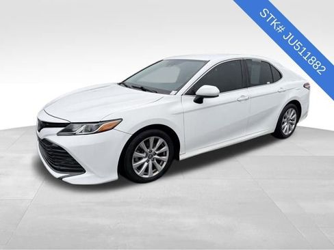 Used 2018 Toyota Camry LE image 3