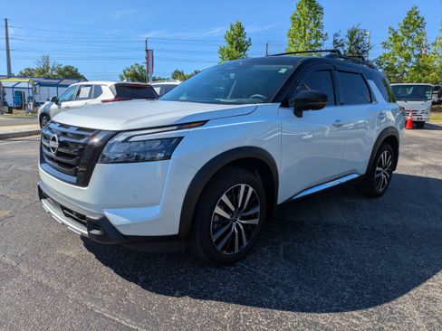 Certified 2025 Nissan Pathfinder Platinum w/ Black Appearance Package FWD image 8