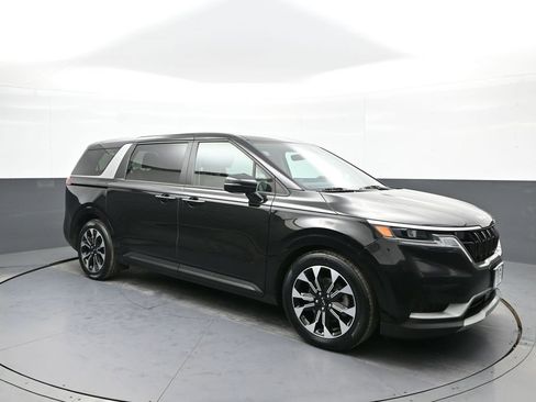 Used 2023 Kia Carnival EX image 4