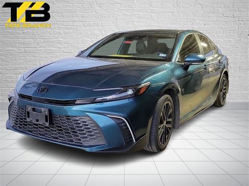 Used 2025 Toyota Camry SE image 1