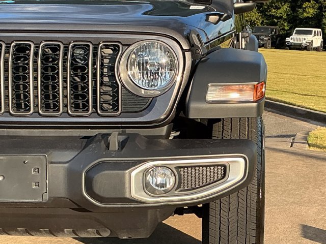Used 2024 Jeep Gladiator Sport AWD/4WD image 11