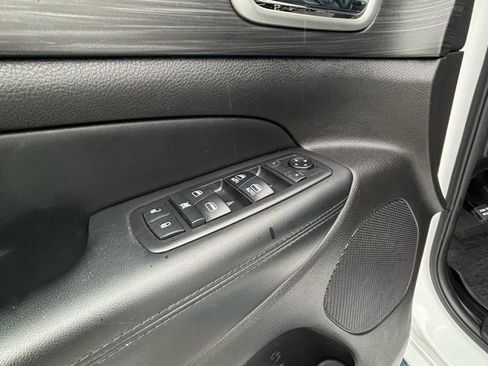 Used 2019 Jeep Grand Cherokee Altitude AWD/4WD image 11