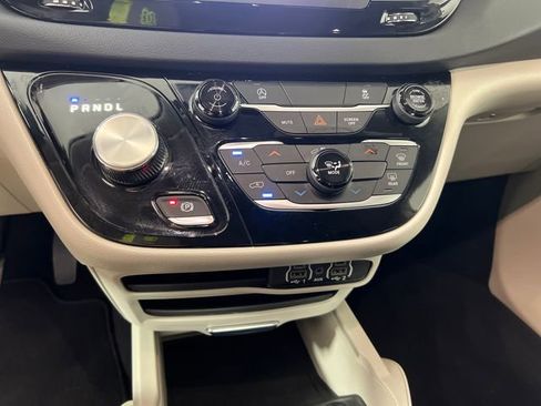 Used 2023 Chrysler Voyager LX image 20