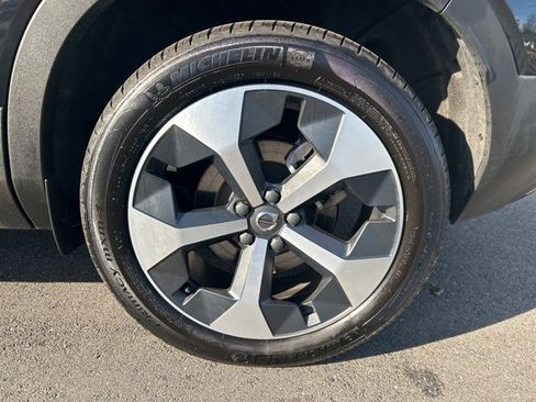 Certified 2025 Volvo XC40 B5 Plus image 9