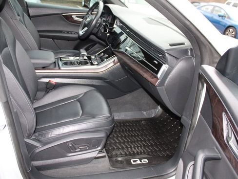 Used 2019 Audi Q8 Premium image 24