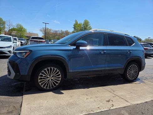 Used 2025 Volkswagen Taos SE FWD image 1