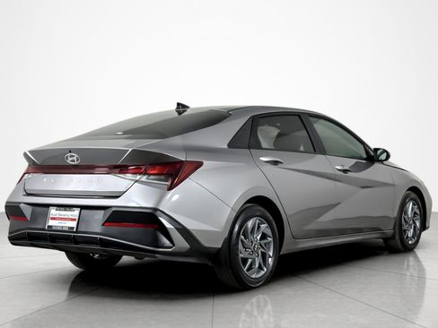 Used 2024 Hyundai Elantra SEL FWD image 5