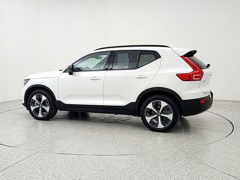 Certified 2025 Volvo XC40 B5 Plus AWD/4WD image 7