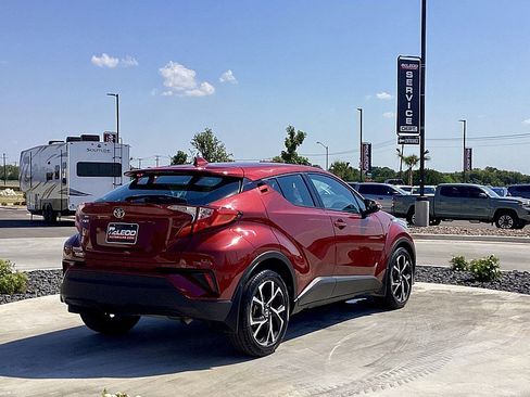 Used 2019 Toyota C-HR XLE image 5