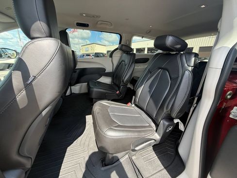 Used 2023 Chrysler Pacifica Touring-L AWD/4WD image 20