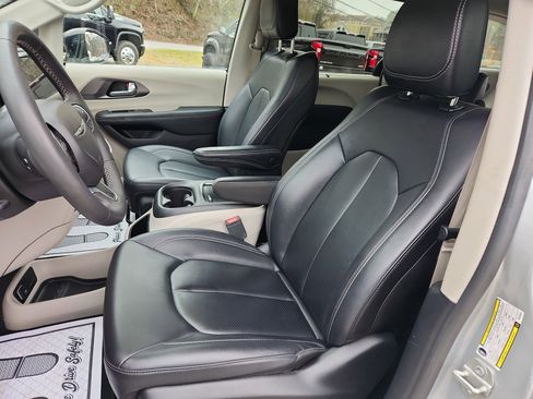 Used 2024 Chrysler Pacifica Touring-L image 24