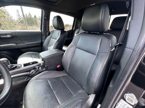 Used 2022 Toyota Tacoma TRD Off-Road w/ TRD Premium Off Road Package image 12