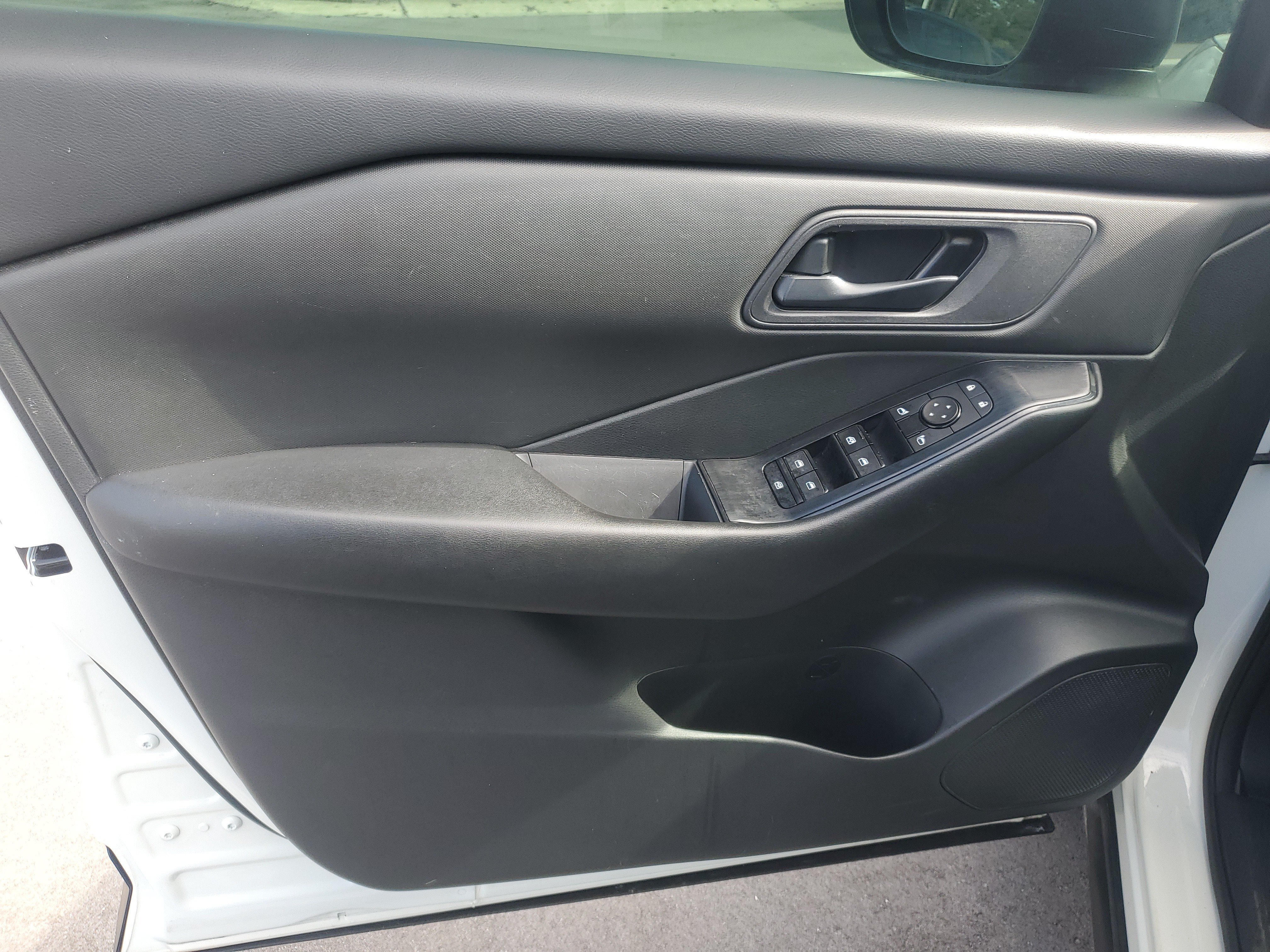 Used 2024 Nissan Rogue S AWD/4WD image 11