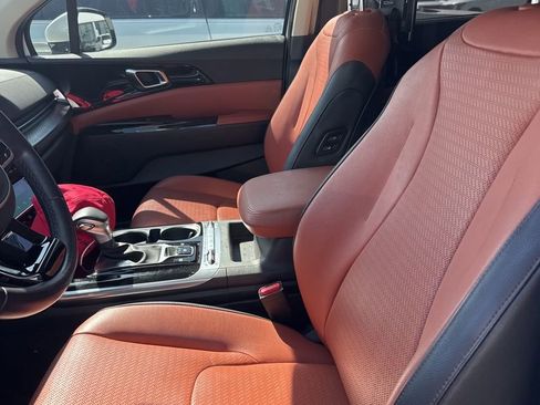 Used 2024 Kia Carnival SX Prestige image 6