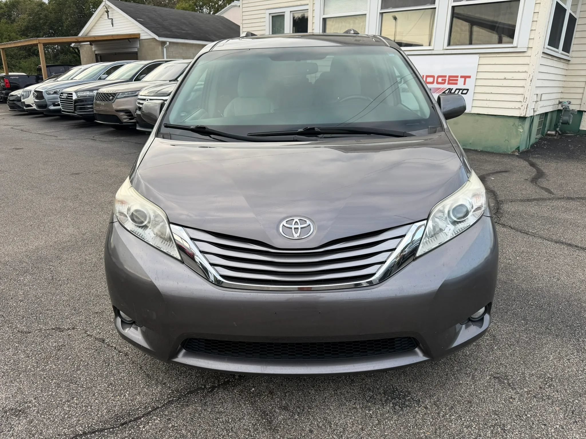 Used 2017 Toyota Sienna XLE Premium FWD image 4