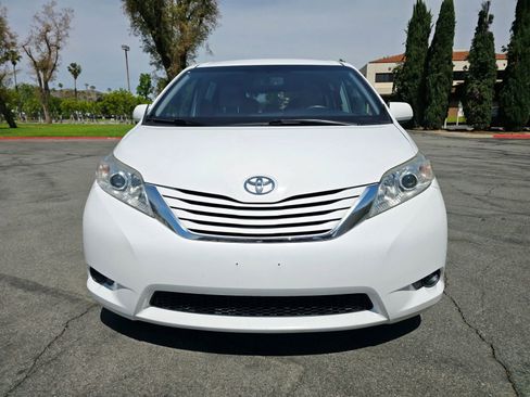 Used 2015 Toyota Sienna LE FWD image 2
