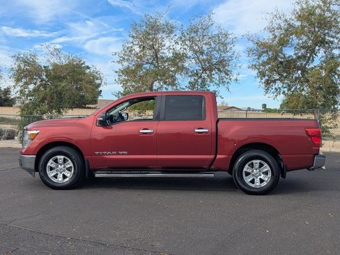 Used 2018 Nissan Titan SV image 3