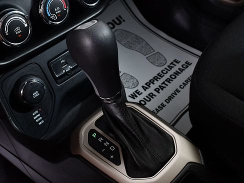 Used 2017 Jeep Renegade Latitude AWD/4WD image 31
