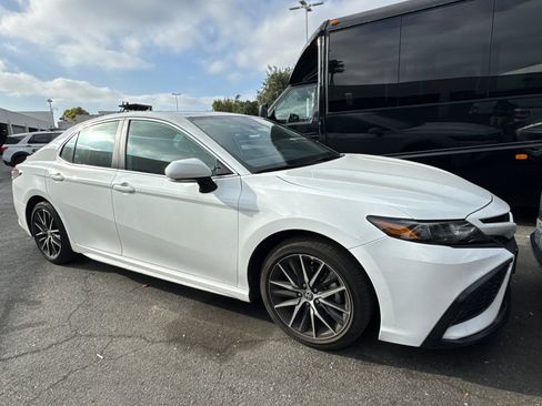 Used 2024 Toyota Camry SE FWD image 2