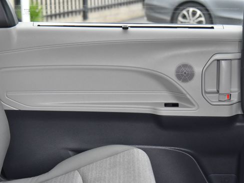 Used 2023 Toyota Sienna LE image 44