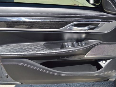 Used 2021 BMW 750i xDrive w/ M Sport Package image 33