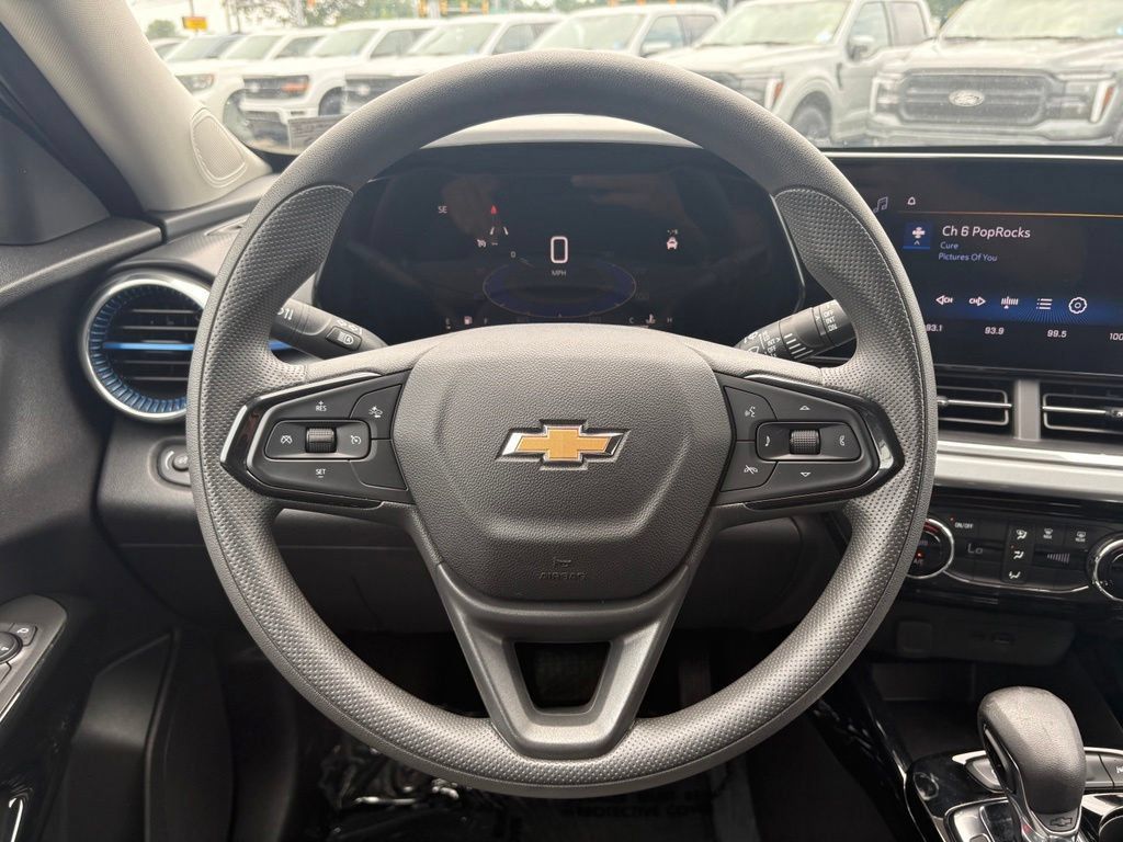 Used 2025 Chevrolet Trax LT FWD image 27