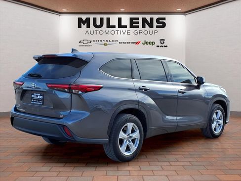Used 2022 Toyota Highlander LE image 5