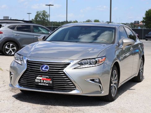 Used 2018 Lexus ES 300h w/ Navigation Package image 6
