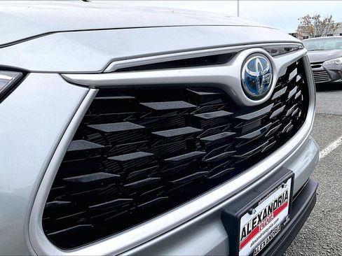 Used 2022 Toyota Highlander XLE AWD/4WD image 30