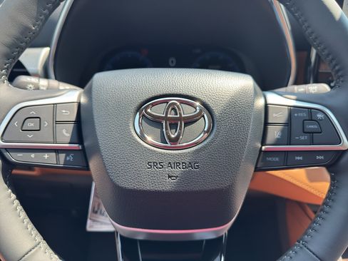 New 2026 Toyota Highlander Platinum AWD/4WD image 17