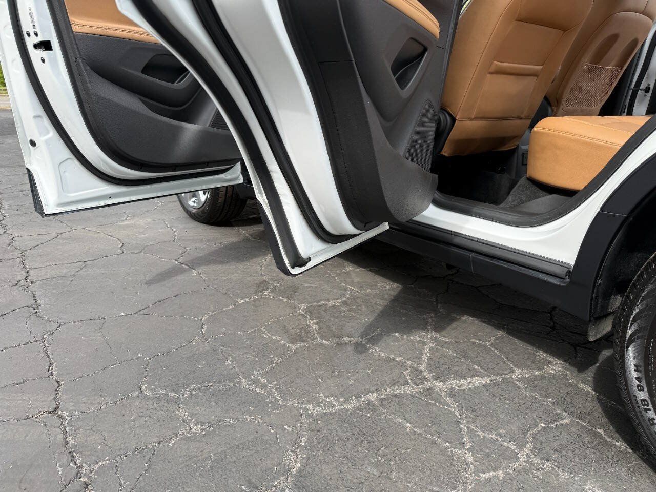 Used 2019 Buick Encore Essence w/ Experience Buick Package AWD/4WD image 7