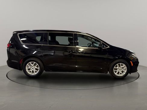 Used 2025 Chrysler Pacifica Select image 8