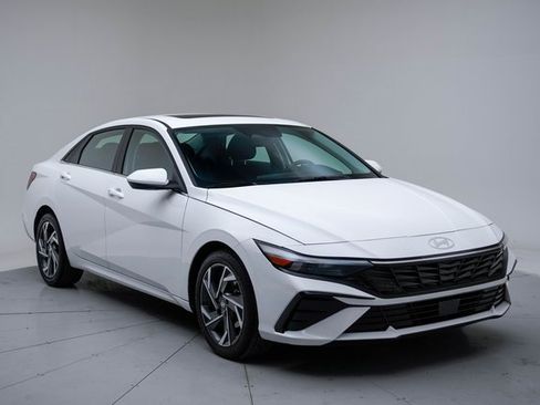 Used 2025 Hyundai Elantra SEL image 10