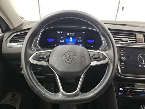 Used 2022 Volkswagen Tiguan SE image 18