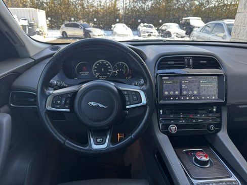 Used 2017 Jaguar F-PACE R-Sport image 30