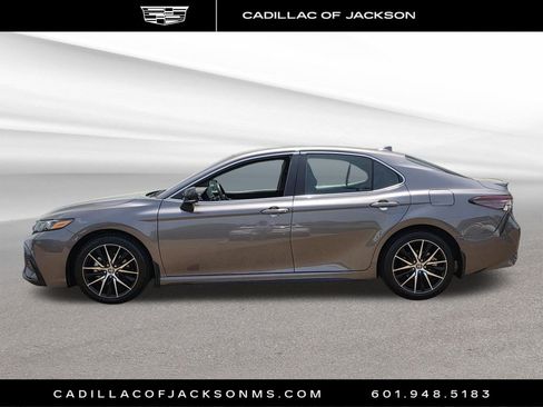 Used 2023 Toyota Camry SE FWD image 2