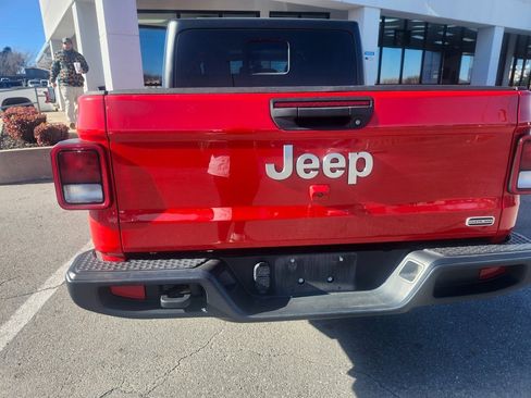 Used 2023 Jeep Gladiator Overland image 4