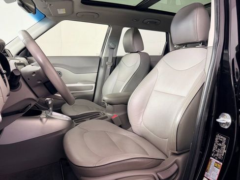 Used 2017 Kia Soul EV + w/ Sun & Fun Package image 27