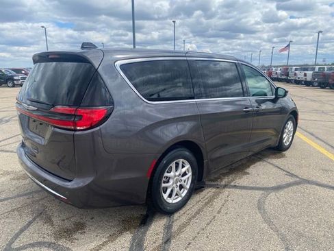 Used 2023 Chrysler Pacifica Touring-L FWD image 3