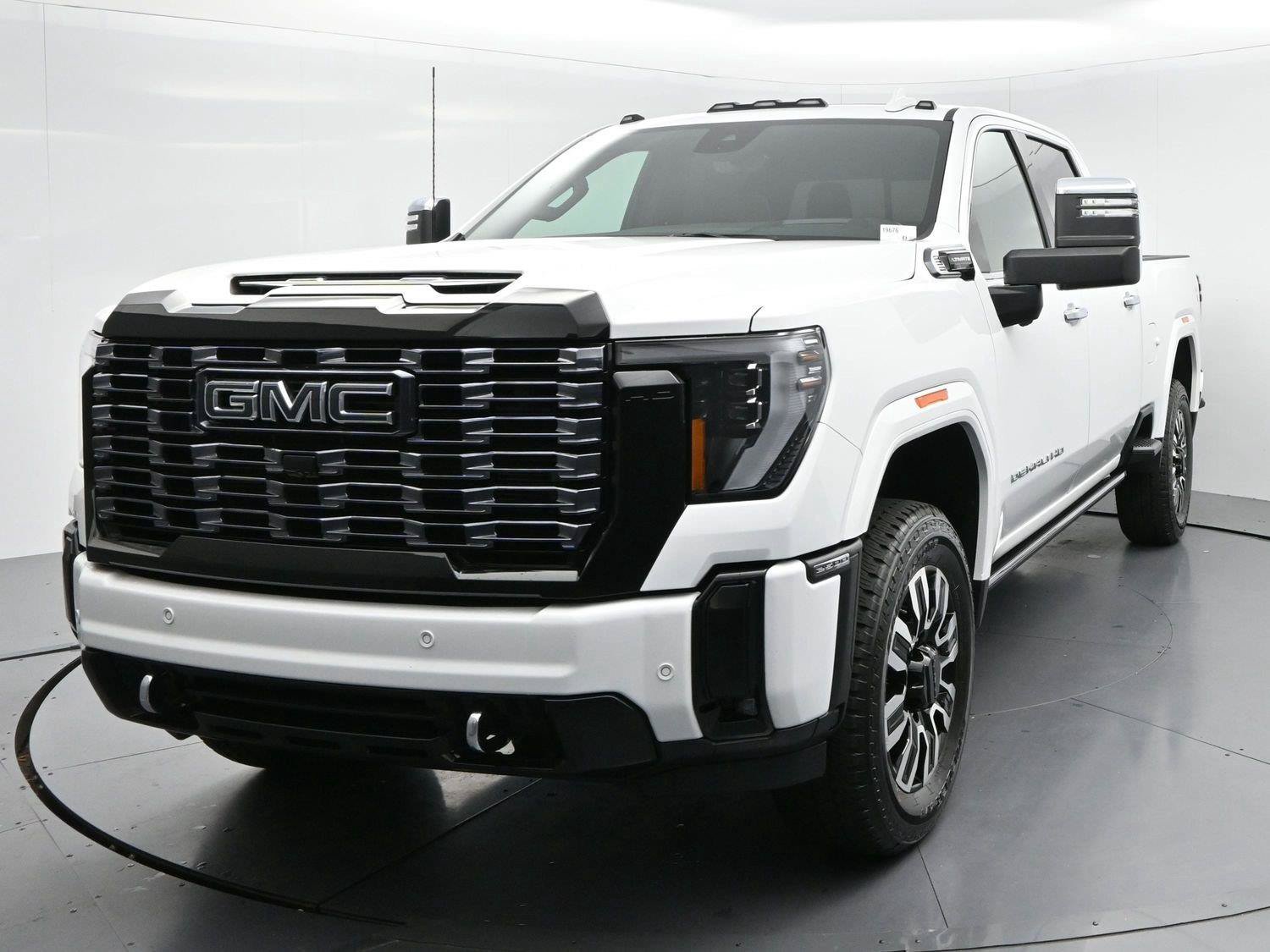 Used 2025 GMC Sierra 2500 Denali Ultimate AWD/4WD image 3